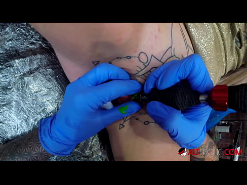 ❤️ Uiters getatoeëerde hottie Sully Savage het 'n tatoeëermerk op haar klitoris gekry ️ Seksvideo op af.tube-sexer-com.ru ❤